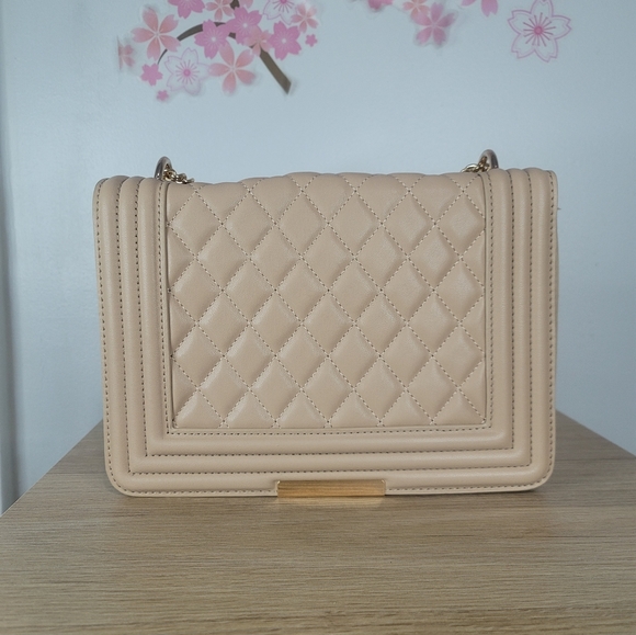 Quilted classy elegant tan purse with gold chain - Picture 6 of 6